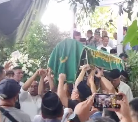 Momen Menteri PUPR Basuki Ikut Gotong Keranda Jenazah Rizal Ramli