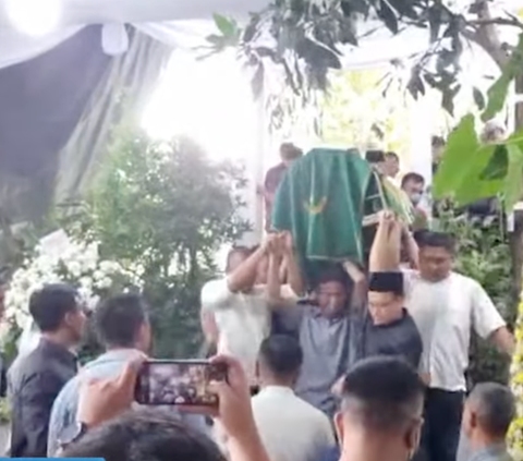 Momen Menteri PUPR Basuki Ikut Gotong Keranda Jenazah Rizal Ramli