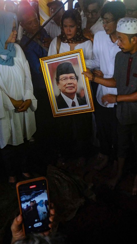 FOTO: Suasana Pemakaman Rizal Ramli yang Berlangsung Sederhana Tanpa Upacara Kenegaraan