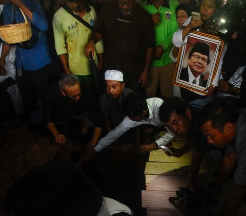 FOTO: Suasana Pemakaman Rizal Ramli yang Berlangsung Sederhana Tanpa Upacara Kenegaraan