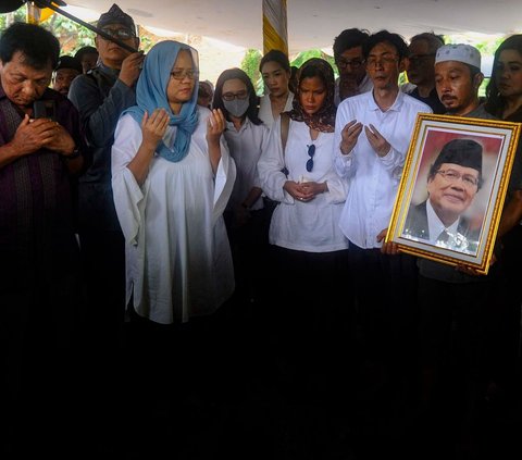 FOTO: Suasana Pemakaman Rizal Ramli yang Berlangsung Sederhana Tanpa Upacara Kenegaraan