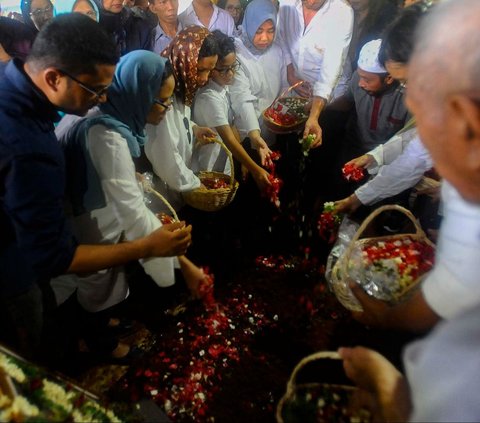 FOTO: Suasana Pemakaman Rizal Ramli yang Berlangsung Sederhana Tanpa Upacara Kenegaraan