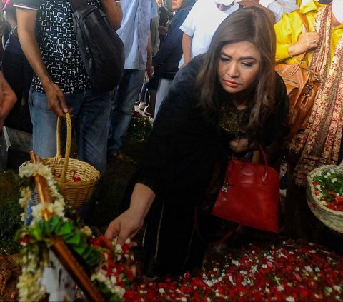 FOTO: Suasana Pemakaman Rizal Ramli yang Berlangsung Sederhana Tanpa Upacara Kenegaraan