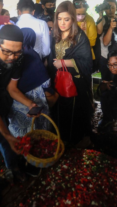 Artis Cornelia Agatha saat menghadiri pemakaman Rizal Ramli di TPU Jeruk Purut, Jakarta, Kamis (4/1/2024).