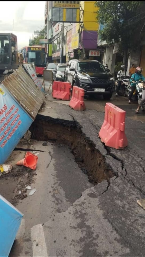 Jalan Ambles di Jakarta Barat, PT MRT Berdalih Bukan Dampak Pengerjaan Proyek