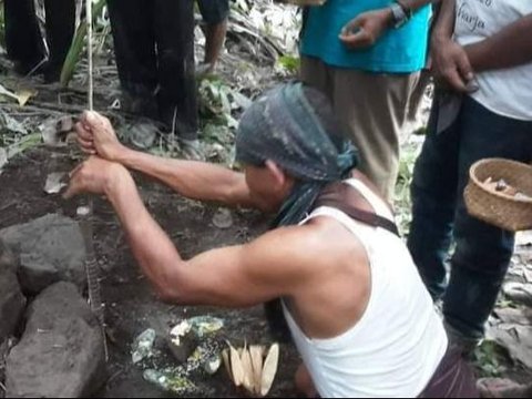 Potret Para Tokoh Adat Wulanggitang Ritual Minta Maaf untuk Gunung Lewotobi Laki-laki Pascaerupsi
