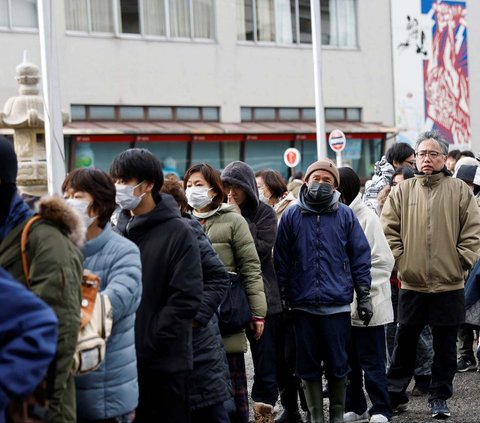 FOTO: Potret Korban Gempa Jepang Mengantre Panjang Demi Makanan dan Air Bersih