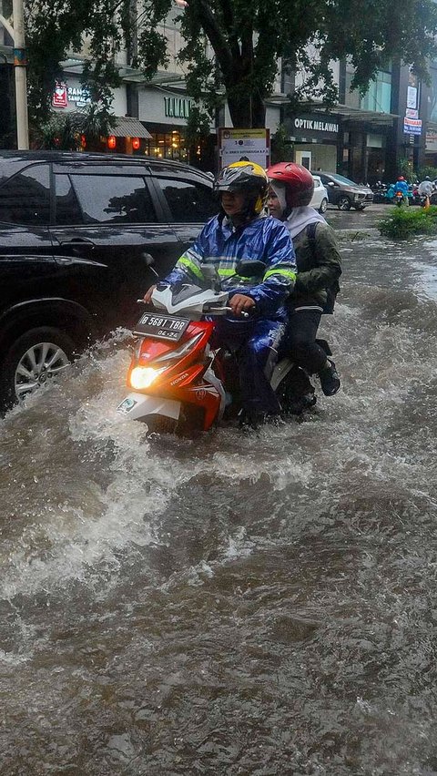 FOTO: Penampakan Banjir Rendam Jalan Kemang Raya, Lalu Lintas Tersendat