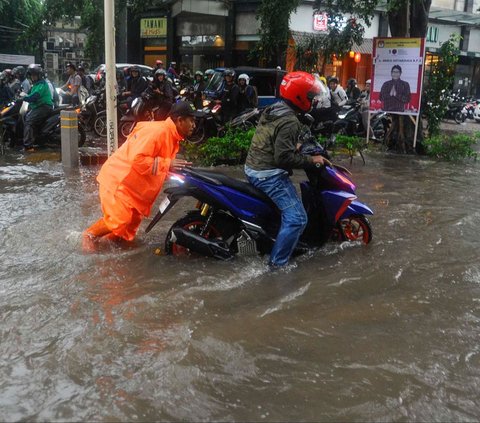 Guyuran hujan lebat menyebabkan kawasan Jalan Kemang Raya, Jakarta Selatan, terendam banjir, pada Kamis (4/1/2024) sore. Banjir tersebut turut disebabkan oleh luapan Kali Krukut yang tak jauh dari lokasi.