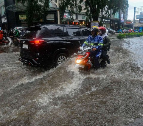 FOTO: Penampakan Banjir Rendam Jalan Kemang Raya, Lalu Lintas Tersendat