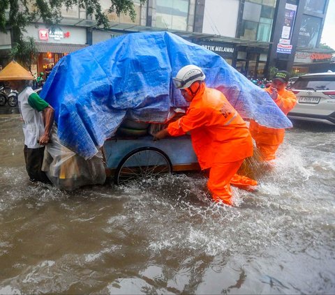 FOTO: Penampakan Banjir Rendam Jalan Kemang Raya, Lalu Lintas Tersendat