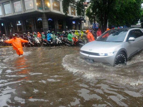 FOTO: Penampakan Banjir Rendam Jalan Kemang Raya, Lalu Lintas Tersendat