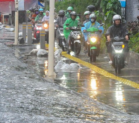 FOTO: Penampakan Banjir Rendam Jalan Kemang Raya, Lalu Lintas Tersendat