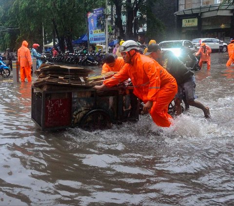 FOTO: Penampakan Banjir Rendam Jalan Kemang Raya, Lalu Lintas Tersendat