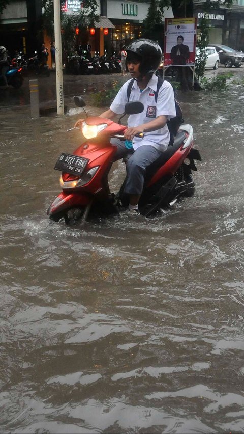 Seorang pengendara sepeda motor menerobos banjir yang merendam Jalan Kemang Raya, Jakarta Selatan, Kamis (4/1/2024) sore.