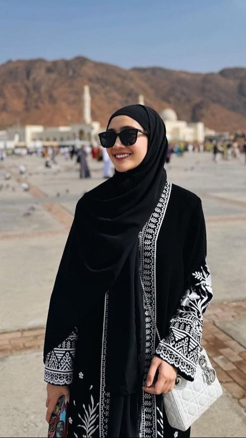 7 Potret Febby Rastanty Umroh, Aura Kecantikan Semakin Terpancar saat Pakai Hijab
