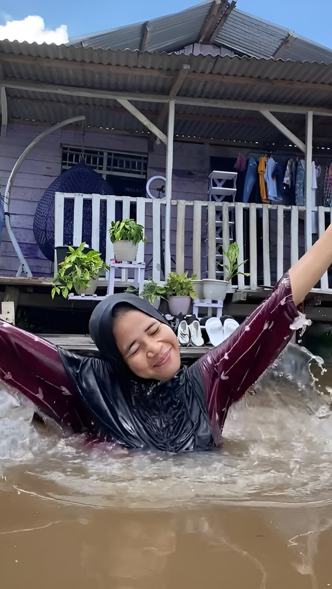 Potret Rumah Serba Ungu Tepi Sungai, Cuci Piring Bisa Sambil Healing