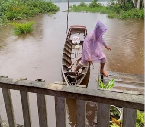 Portrait of a Housewife at the Purple House by the River, Washing Dishes While Healing