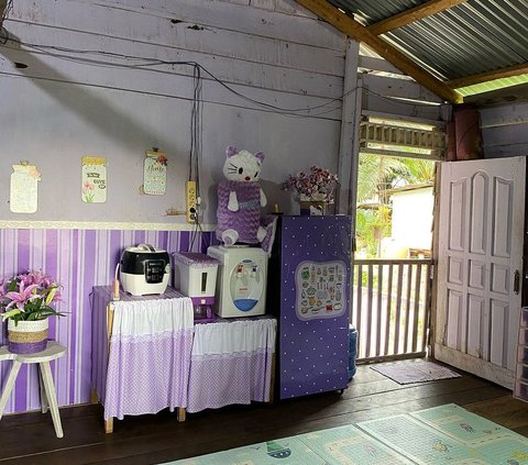 Portrait of a Housewife in the Purple House by the River, Washing Dishes While Healing