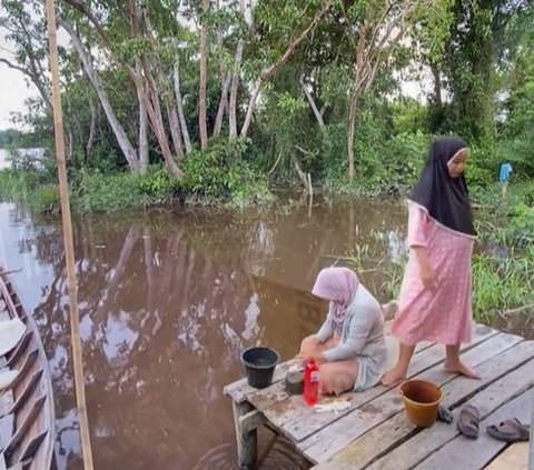 Portrait of a Housewife in the Purple House by the River, Washing Dishes While Healing