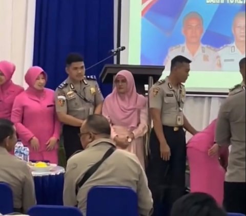 Tampil Beda Tanpa Ajak Bayangkari, Momen Polisi Naik Pangkat Ajak Sang Ibu Ini Viral