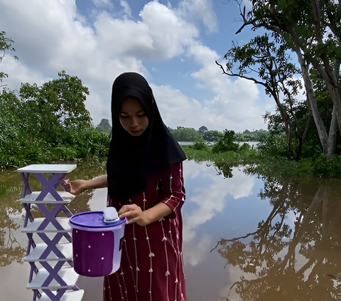 Portrait of a Housewife at the Purple House by the River, Washing Dishes While Healing