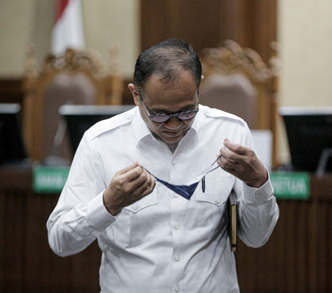 FOTO: Ekspresi Rafael Alun saat Majelis Hakim Menunda Sidang Putusan di Pengadilan Tipikor