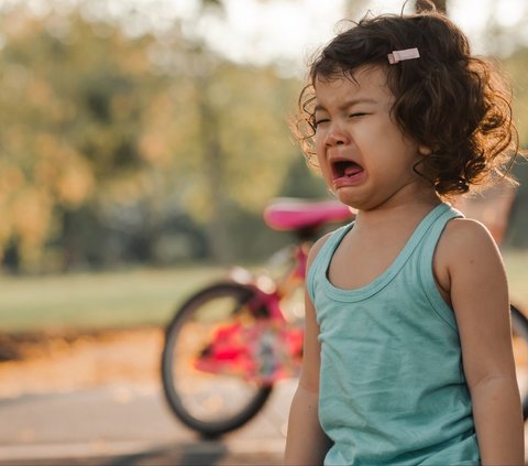 3 Kelainan yang Sebabkan Anak Suka Jatuh Saat Berjalan