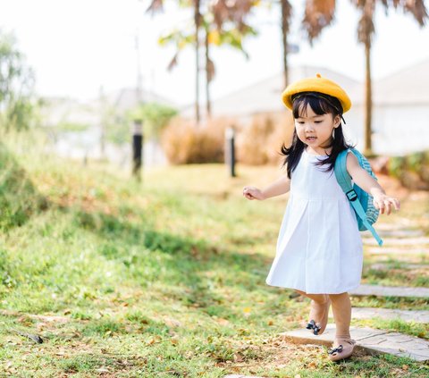 3 Kelainan yang Sebabkan Anak Suka Jatuh Saat Berjalan