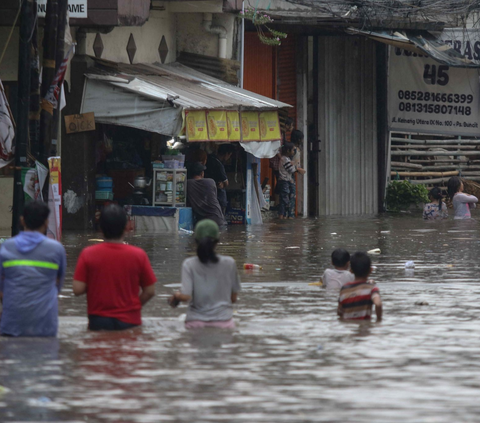 FOTO: Ngeri! Ini Penampakan Luapan Kali Mampang sampai Banjiri Kawasan Kemang Setinggi Pinggang Orang Dewasa