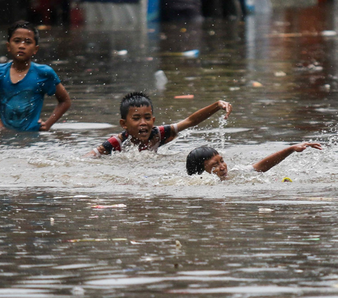 FOTO: Ngeri! Ini Penampakan Luapan Kali Mampang sampai Banjiri Kawasan Kemang Setinggi Pinggang Orang Dewasa