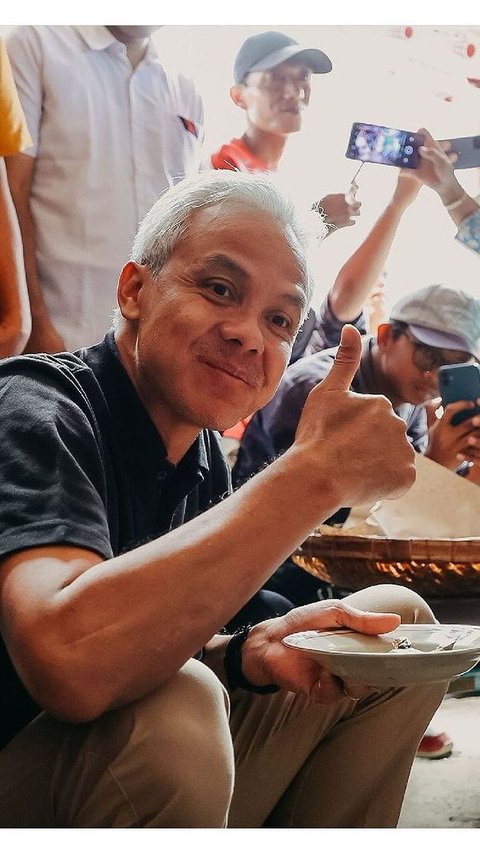 Ganjar Pranowo's Style of Eating Together with Fishermen: Sitting Comfortably on the Floor, Giving a Thumbs Up Deliciously!