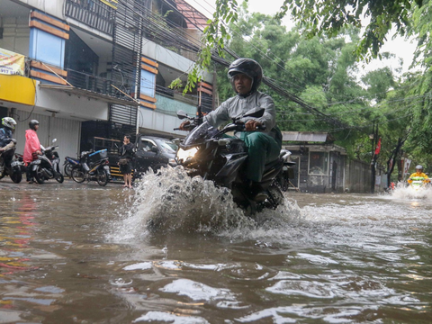 FOTO: Ngeri! Ini Penampakan Luapan Kali Mampang sampai Banjiri Kawasan Kemang Setinggi Pinggang Orang Dewasa