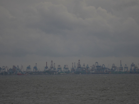 FOTO: Penampakan Awan Gelap Selimuti Langit Jakarta yang Diprediksi BMKG Bakal Ada Cuaca Ekstrem Sepekan ke Depan
