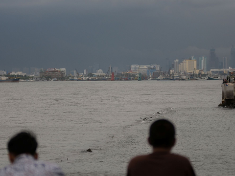 FOTO: Penampakan Awan Gelap Selimuti Langit Jakarta yang Diprediksi BMKG Bakal Ada Cuaca Ekstrem Sepekan ke Depan