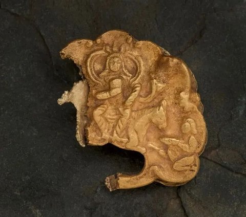 Discovery of Ancient 1,500-Year-Old Gold Buckle, There is a Figure of a Ruler Inside