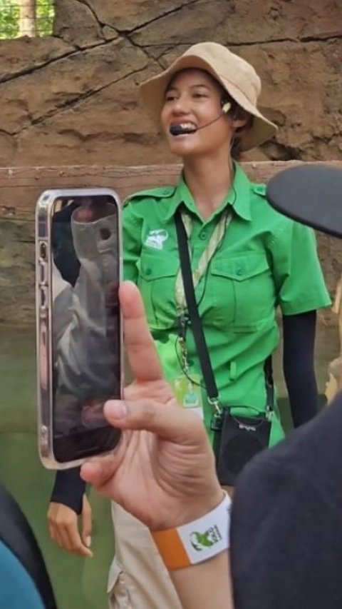 This is the figure of Klaudia Krish, a zookeeper in Solo who went viral.