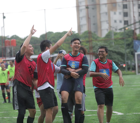 FOTO: Aksi Ketua Umum PSI Kaesang Pangarep Unjuk Gigi di Turnamen Mini Soccer Samsul Cup
