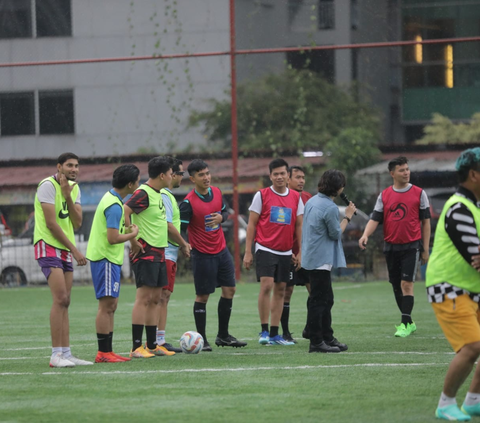 FOTO: Aksi Ketua Umum PSI Kaesang Pangarep Unjuk Gigi di Turnamen Mini Soccer Samsul Cup