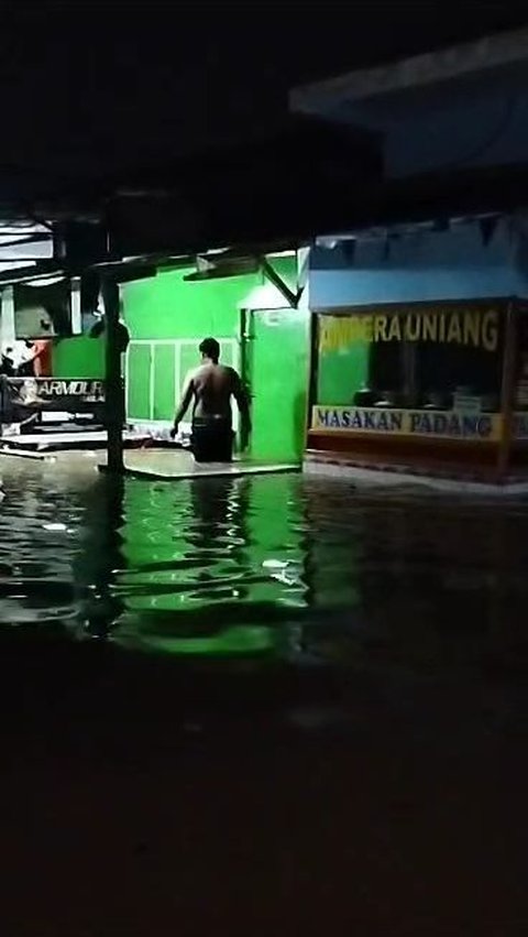 Bekasi Diguyur Hujan Deras sejak Siang, Tanggul Kali Cilemahabang Jebol 20 Meter<br>