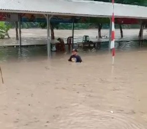 Bekasi Diguyur Hujan Deras sejak Siang, Tanggul Kali Cilemahabang Jebol 20 Meter