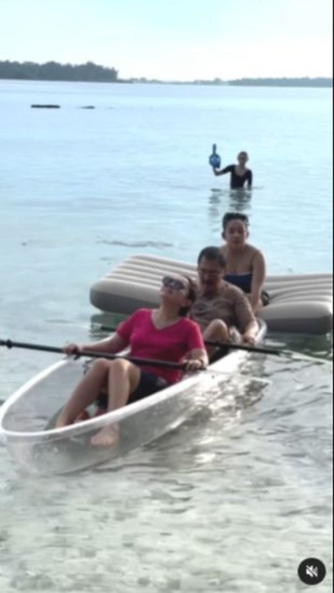 <em>Mayangsari, Bambang Trihatmodjo, and Khirani are enjoying canoeing together.</em>