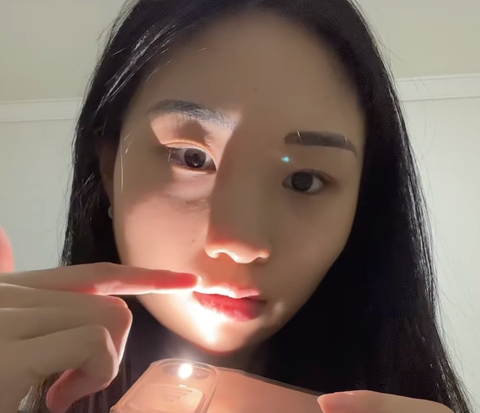 Know the Areas of the Face that Should Use Concealer, Simply Use a Flashlight