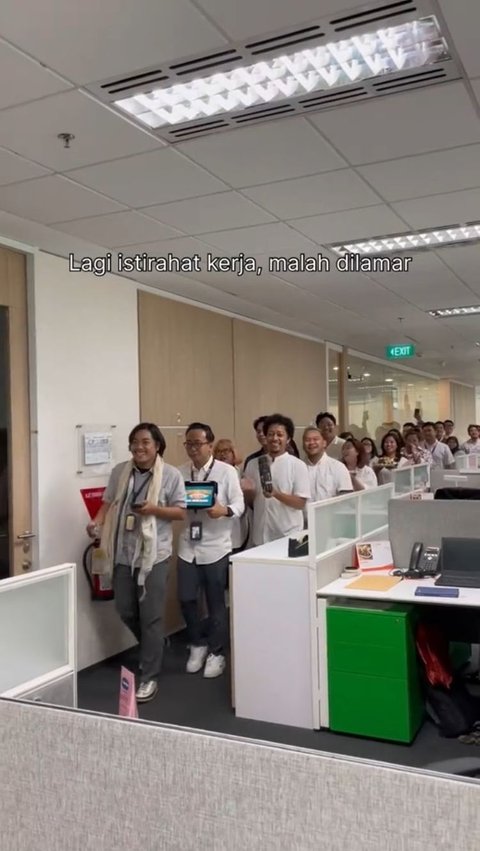 Viral Pria Diduga Lamar Sang Kekasih di Kantor dengan Adu Pantun, Aksinya Bikin Ngakak