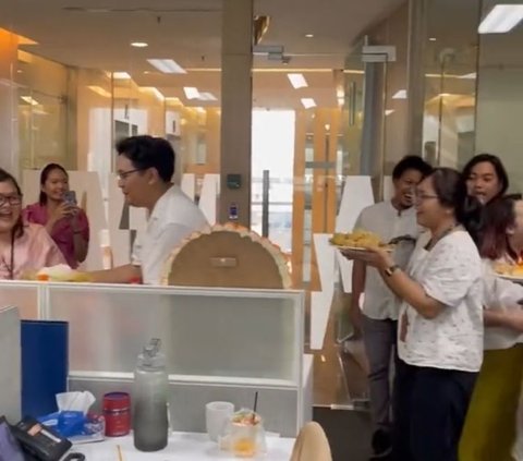 Viral Pria Diduga Lamar Sang Kekasih di Kantor dengan Adu Pantun, Aksinya Bikin Ngakak