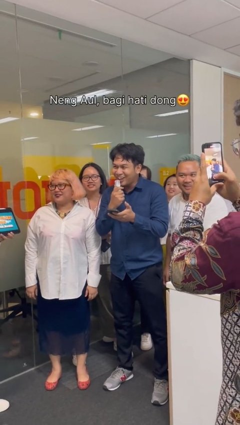 Viral Pria Diduga Lamar Sang Kekasih di Kantor dengan Adu Pantun, Aksinya Bikin Ngakak