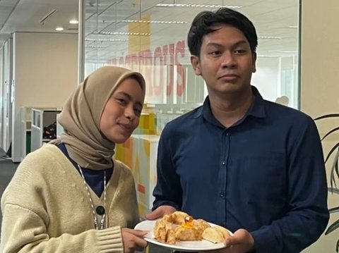 Viral Pria Diduga Lamar Sang Kekasih di Kantor dengan Adu Pantun, Aksinya Bikin Ngakak