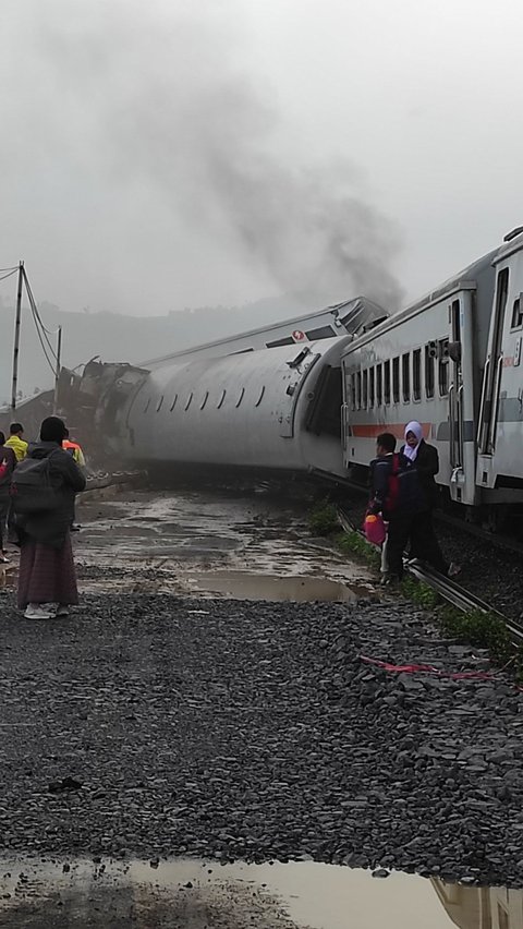 Photos of 2 Train Collisions in Cicalengka Bandung