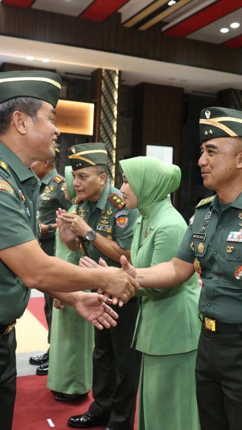 Selain itu, sebanyak 10 perwira tinggi (Pati) juga naik pangkat menjadi Jenderal Bintang 2 atau Mayor Jenderal (Mayjen). <br>