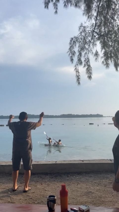 Pulau keluarga Trihatmodjo memiliki pantai yang memesona dengan ombak yang tenang, ideal untuk santai. Kegembiraan Bambang melihat putrinya menikmati laut begitu nyata.